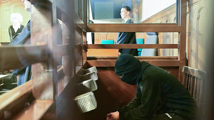 Der 19-J&auml;hrige ist unter anderem wegen versuchten Mordes angeklagt.