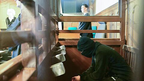 Der 19-J&auml;hrige ist unter anderem wegen versuchten Mordes angeklagt.