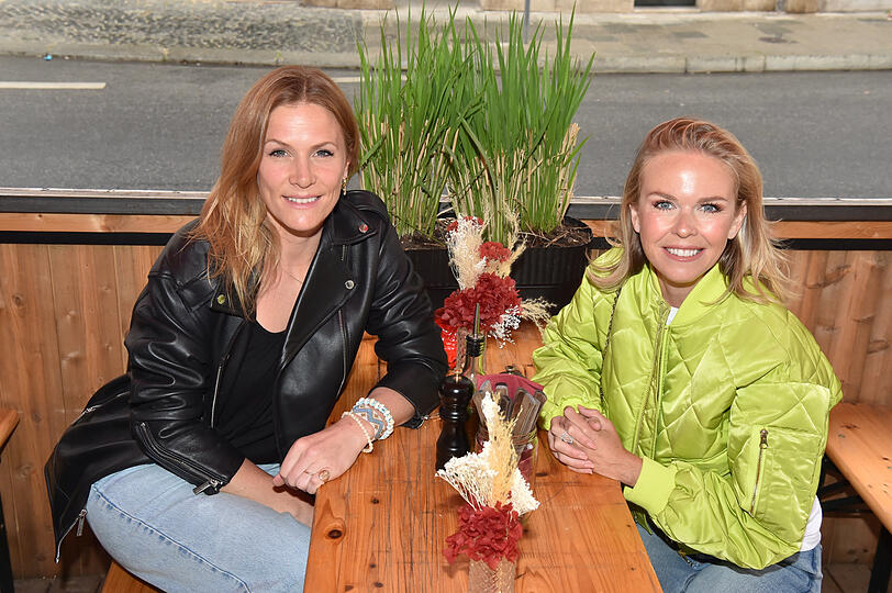 Moderatorin Carolin Henseler (r.) mit Schauspielerin Laura Preiss.
