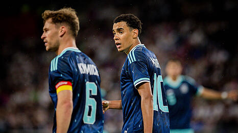 Jamal Musiala und Joshua Kimmich k&ouml;nnen dem Spiel der Nationalmannschaft bislang noch keinen Stempel aufdr&uuml;cken.