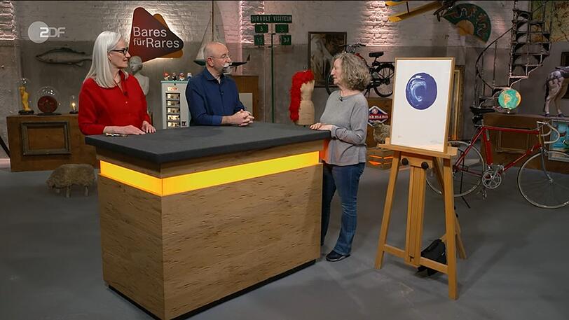 "Alles hat seine Zeit", fand Pia: Das Geschenk ihrer ehemaligen Chefin passte farblich nicht mehr in ihre neue Wohnung und sollte deshalb weiterziehen. Otto Pienes schlicht gerahmter "Blauer Planet" von 2003 war bestens erhalten und wurde auf 400 bis 600 Euro geschätzt. "Alles hat seine Zeit", fand Pia: Das Geschenk ihrer ehemaligen Chefin passte farblich nicht mehr in ihre neue Wohnung und sollte deshalb weiterziehen. Otto Pienes schlicht gerahmter "Blauer Planet" von 2003 war bestens erhalten und wurde auf 400 bis 600 Euro geschätzt.