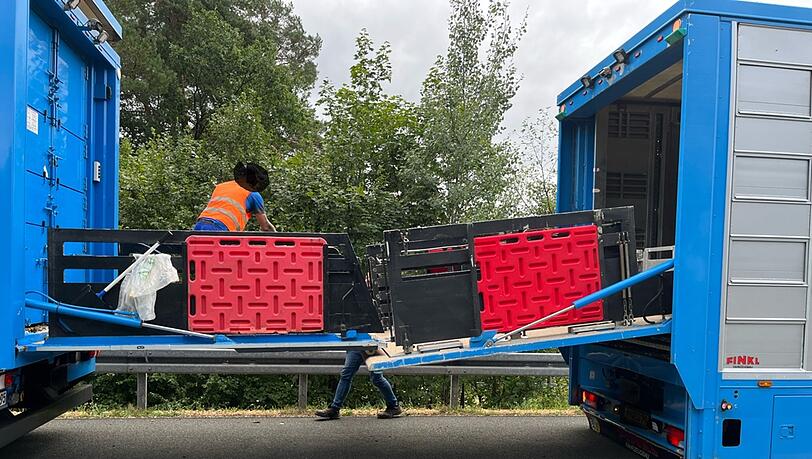 Bei einer Weiterfahrt hätte Brandgefahr bestanden, weshalb die Tiere in ein Ersatzfahrzeug umgeladen werden mussten. (Handoutbild) Bei einer Weiterfahrt hätte Brandgefahr bestanden, weshalb die Tiere in ein Ersatzfahrzeug umgeladen werden mussten. (Handoutbild)