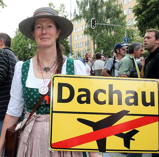 Verhärtete Fronten im Streit über Flughafen-Ausbau: Die Bilder von der Demo und der Tomaten-Attacke gegen Dobrindt.