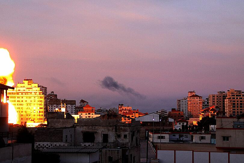 Bereits am frühen Morgen erschüttern Explosionen den Gaza-Streifen. Jede Bombe lässt einen gleißend hellen Feuerball in die Luft schießen.