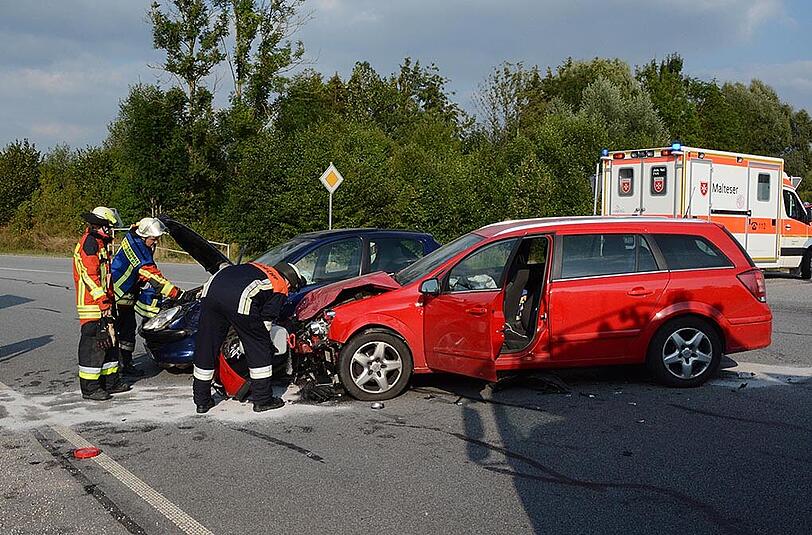 Der Fahrer des blauen Peugeot missachtete die Vorfahrt und kolliderte mit dem anderen Auto. Beide Fahrer verletzten sich bei dem Unfall.