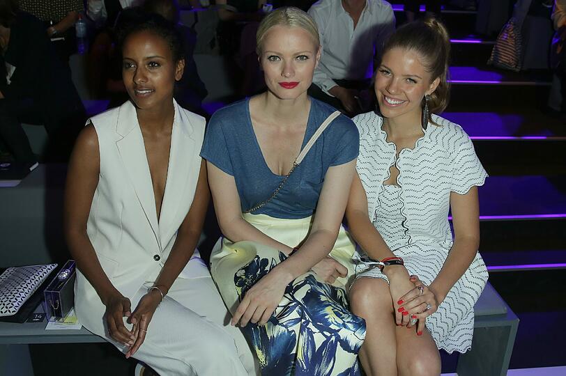 Die Models Sara Nuru (l-r), Franziska Knuppe und die Unternehmertochter Victoria Swarovski kommen zur Modenschau von "Designer for Tomorrow".