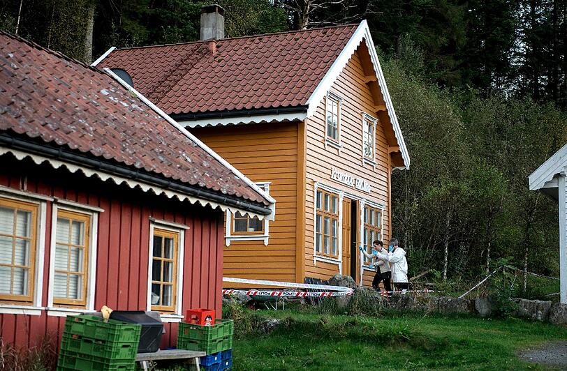 Forensiker betreten die Hütte auf der Insel Ombo: Ein 58-jähriger Deutscher wurde hier tot aufgefunden. Foto: Carina Johansen
