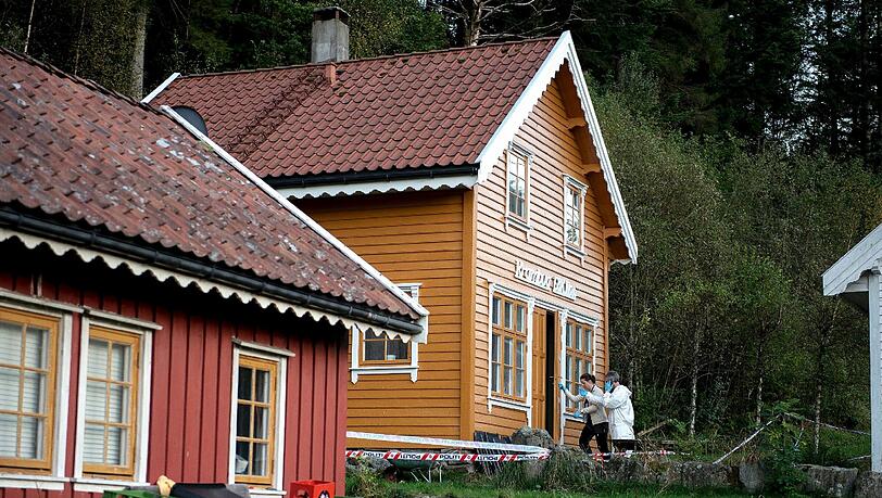 Forensiker betreten die Hütte auf der Insel Ombo: Ein 58-jähriger Deutscher wurde hier tot aufgefunden. Foto: Carina Johansen Forensiker betreten die Hütte auf der Insel Ombo: Ein 58-jähriger Deutscher wurde hier tot aufgefunden. Foto: Carina Johansen