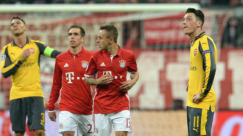 Lahm und Rafinha bejubeln das 5:1. Rechts ein frustrierter Mesut Özil.