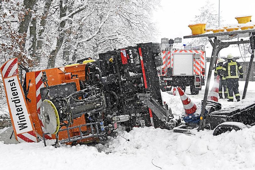 Der Wintereinbruch hat am Sonntag auch dem Winterdienst Probleme beschert: In Hohenbrunn kam ein Räumfahrzeug von der Straße ab und kippte um.