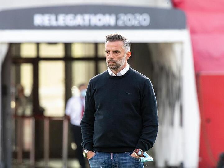 Trainer Tomas Oral von Ingolstadt steht vor Spielbeginn auf dem Spielfeld. Foto: Matthias Balk/dpa
