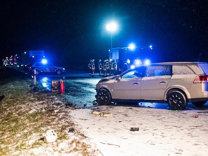 Ein Unfallwagen auf der Bundesstraße B463 bei Albstadt in Baden-Württemberg.