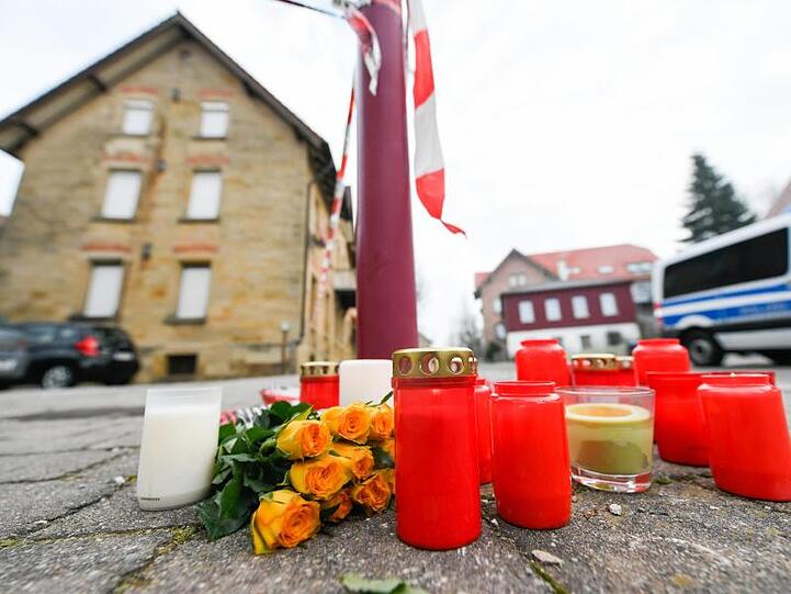 Blumen und Kerzen vor dem Tatort in Rot am See.