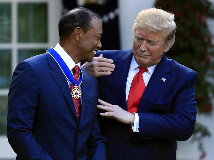 US-Präsident Donald Trump (r) verleiht Golfstar Tiger Woods die Presidential Medal of Freedom.