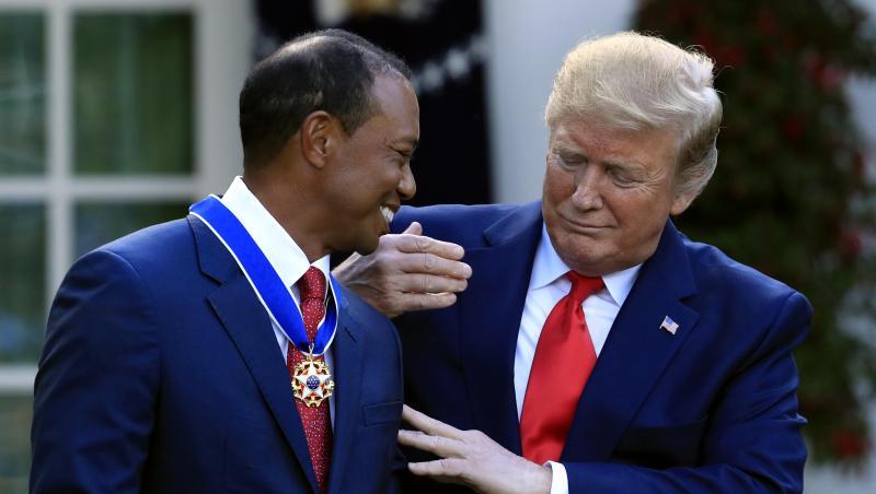 US-Präsident Donald Trump (r) verleiht Golfstar Tiger Woods die Presidential Medal of Freedom. US-Präsident Donald Trump (r) verleiht Golfstar Tiger Woods die Presidential Medal of Freedom.