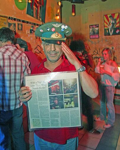 Yilmaz 2009 mit einem "New York Times"-Artikel über seine Kneipe.