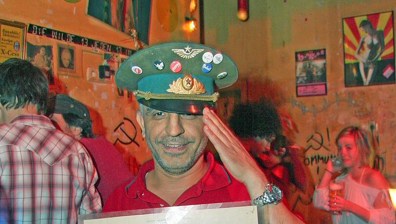Yilmaz 2009 mit einem "New York Times"-Artikel über seine Kneipe. Yilmaz 2009 mit einem "New York Times"-Artikel über seine Kneipe.