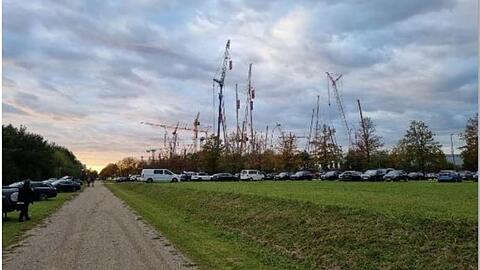 Parkende Autos im Riemer Park, im Hintergrund die Bauma.