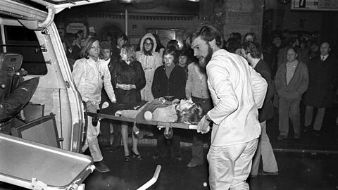 Der Schwerverletzte auf dem AZ-Foto von 1973 ist Peter Lang.