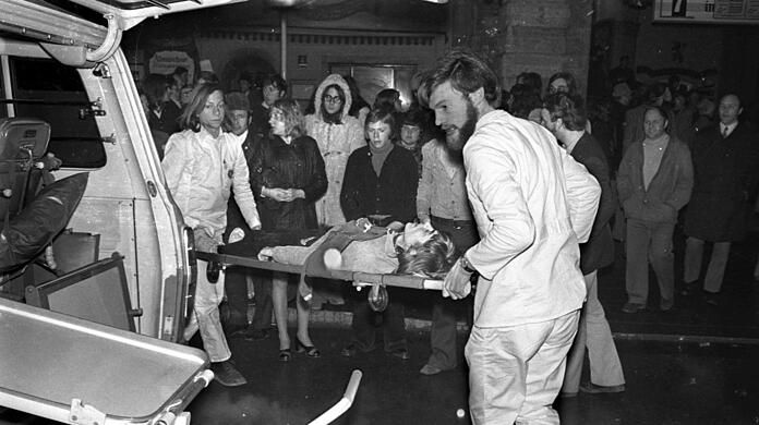 Der Schwerverletzte auf dem AZ-Foto von 1973 ist Peter Lang.