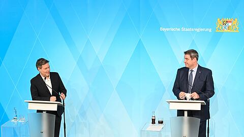 Robert Habeck (Bündnis 90/Die Grünen - l) und Markus Söder (CSU), Ministerpräsident von Bayern, geben eine Pressekonferenz.