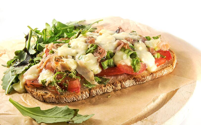 Wer nicht zu den Besitzern eines Raclette-Ger&auml;tes geh&ouml;rt, kann mit einer Scheibe Brot mit K&auml;se und Tomate die Ofenversion des K&auml;segerichts zaubern. Gourmet-Tipp: mit einer hauchd&uuml;nnen Scheibe Apfel oder Birne und ein paar Tropfen Honig wird das Brot-Raclette zu einer echten Delikatesse.