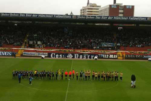 Gemeinsam auf dem heiligen Rasen von Grünwald: Die Löwen-Legenden und ihre Fans