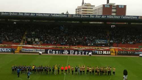 Gemeinsam auf dem heiligen Rasen von Grünwald: Die Löwen-Legenden und ihre Fans Gemeinsam auf dem heiligen Rasen von Grünwald: Die Löwen-Legenden und ihre Fans