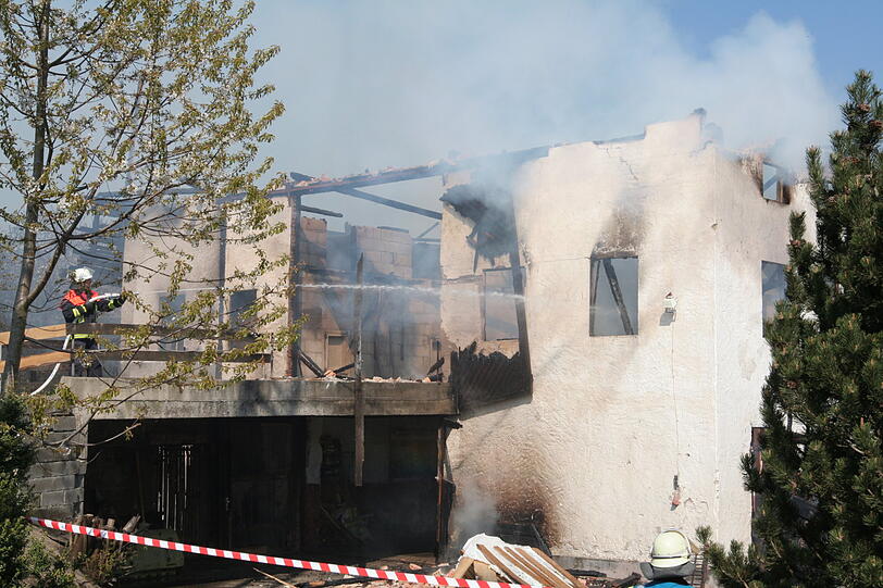 In Eiselfing bricht auf einem Bauernhof im Bereich der Stallungen ein Feuer aus.