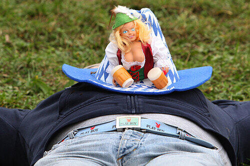 Wiesn-Playboy mit seiner charmanten Begleitung