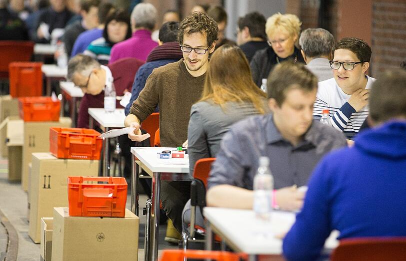 Bilder von der Stimmenauszählung in Berlin.