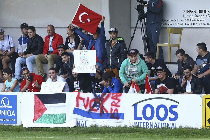 Hass und Gewalt: Prügel-Fans stürmen das Feld mit Palästina-Fahnen und gehen auf die Spieler der israelischen Mannschaft los. Die Bilder.