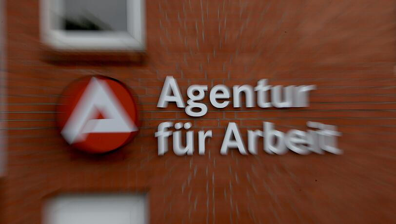 Im September gibt es 88 000 Arbeitslose weniger als im August und 100 000 weniger als vor einem Jahr. Im September gibt es 88 000 Arbeitslose weniger als im August und 100 000 weniger als vor einem Jahr.