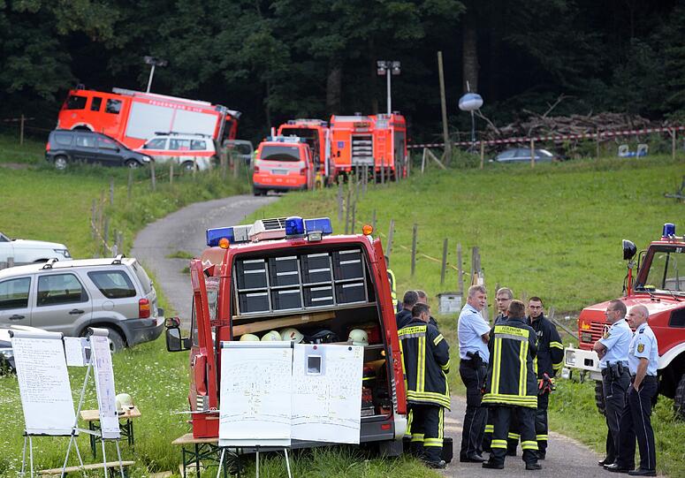 Nach dem Absturz des Leichtflugzeugs musste der Pilot die Nacht im Baumwipfel verbringen. Die Bilder vom Rettungseinsatz.