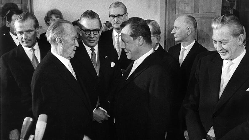 Der Berliner Bürgermeister Willy Brandt gratuliert Bundeskanzler Konrad Adenauer am 05.01.1961 im Palais Schaumburg in Bonn zum 85. Geburtstag.