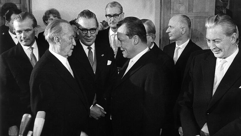 Der Berliner Bürgermeister Willy Brandt gratuliert Bundeskanzler Konrad Adenauer am 05.01.1961 im Palais Schaumburg in Bonn zum 85. Geburtstag. Der Berliner Bürgermeister Willy Brandt gratuliert Bundeskanzler Konrad Adenauer am 05.01.1961 im Palais Schaumburg in Bonn zum 85. Geburtstag.