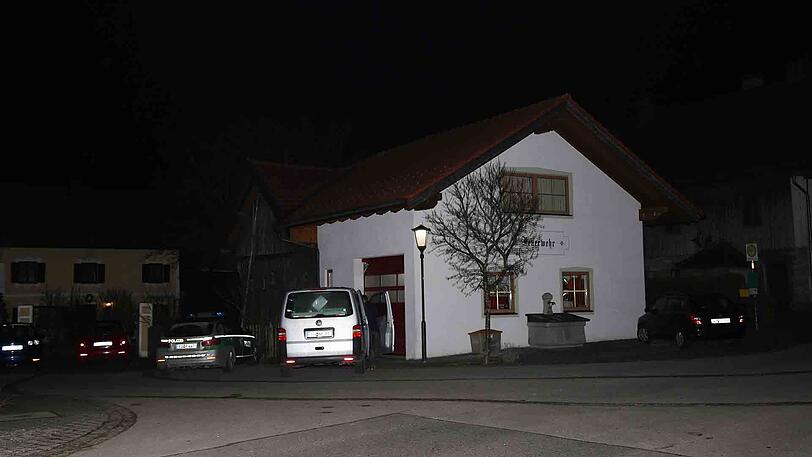 Bilder vom Sonntagabend: Siegfried Rauch sackt am Sonntag in seinem Wohnort Obersöchering südlich von München zusammen und fällt anschließend eine Treppe hinab. Der Sturz war nicht todesursächlich. Die Obduktion des Leichnams ergab: Herzversagen.