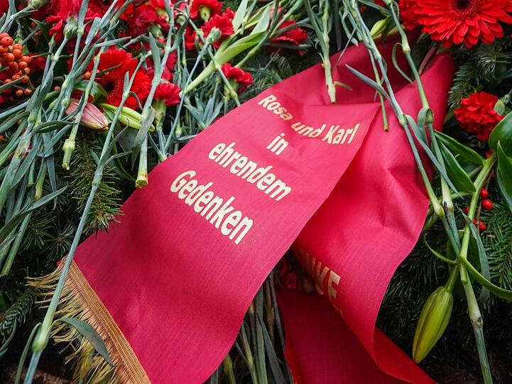 Mit Kränzen und roten Nelken wird auf dem Zentralfriedhof Friedrichsfelde der 1919 ermordeten Kommunistenführer Rosa Luxemburg und Karl Liebknecht gedacht.
