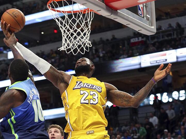 Überragender Akteur beim Lakers-Sieg in Dallas: LeBron James (r).