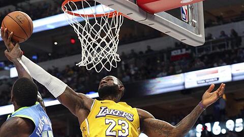 Überragender Akteur beim Lakers-Sieg in Dallas: LeBron James (r).