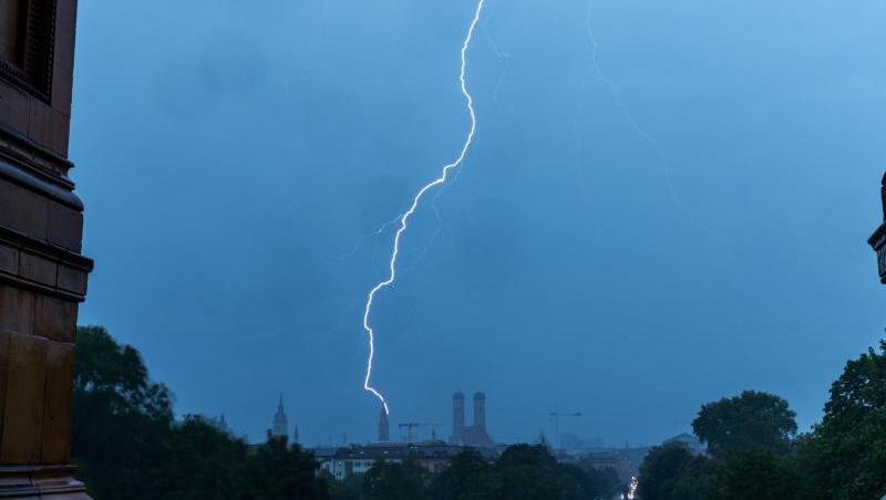 Ein Blitz schlägt in den Turm des Münchner Rathauses ein. Ein Blitz schlägt in den Turm des Münchner Rathauses ein.