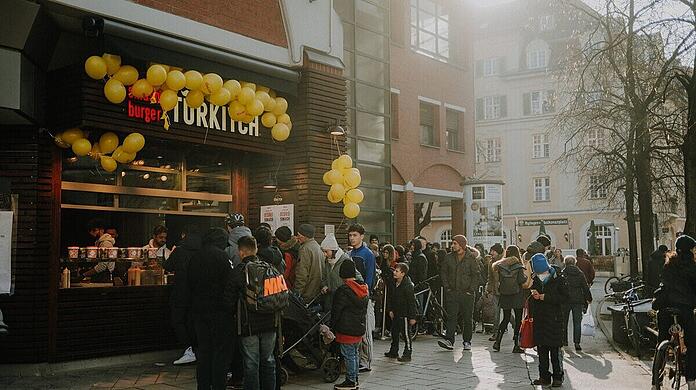 Großer Andrang bei der Eröffnung des Türkitch "Smash Burger" am Rotkreuzplatz
