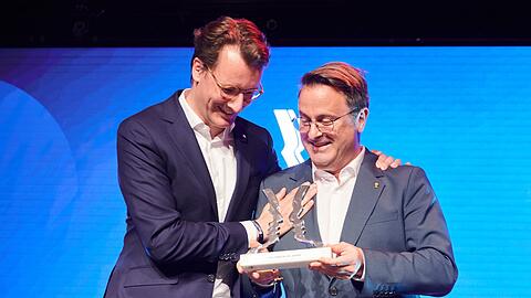 Laudator Xavier Bettel (r) und Preisträger Hendrik Wüst im Tipi am Kanzleramt.
