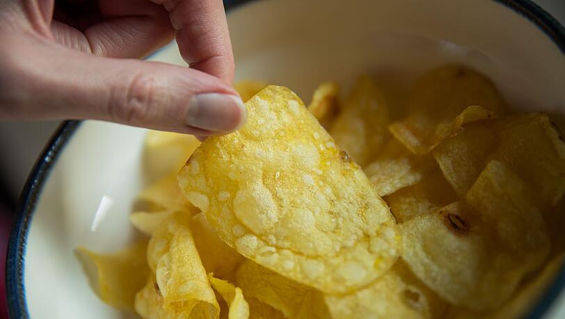 Chips gehören zu den beliebtesten Snacks bei Verbrauchern in Deutschland - manche essen sie auch im Bett. (Archivfoto)
