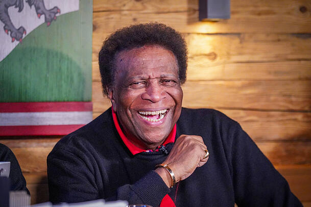 Roberto Blanco machte bei einem TV-Interview sein eigenes Ding. Damit sorgte er f&uuml;r Lacher.