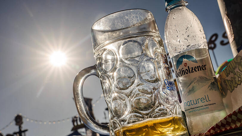 Bier oder Mineralwasser? Bei Sonne und Temperaturen bis 24 Grad hei&szlig;t es f&uuml;r viele Besucher auf der Wiesn wohl: Bier und Mineralwasser &ndash; der Absatz des sogenannten sauren Radlers war besonders gut, wie die Halbzeitbilanz zum Oktoberfest zeigt.