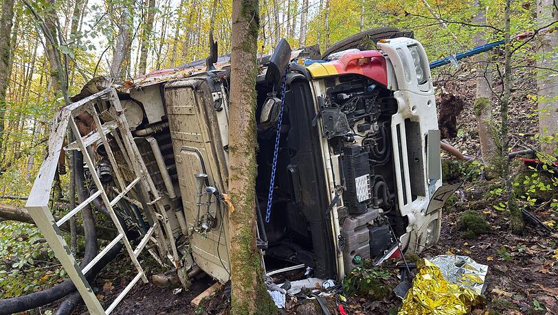 Ein Lastwagen st&uuml;rzt einen Hang hinunter - mit fatalen Folgen.