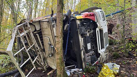 Ein Lastwagen st&uuml;rzt einen Hang hinunter - mit fatalen Folgen.