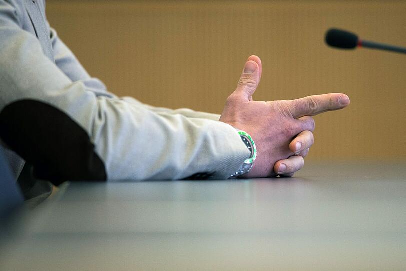 Die Hände des Angeklagten Thomas L., aufgenommen am 21.12.2012 im Landgericht in Regensburg im Prozess um den sogenannten Strohballenmord