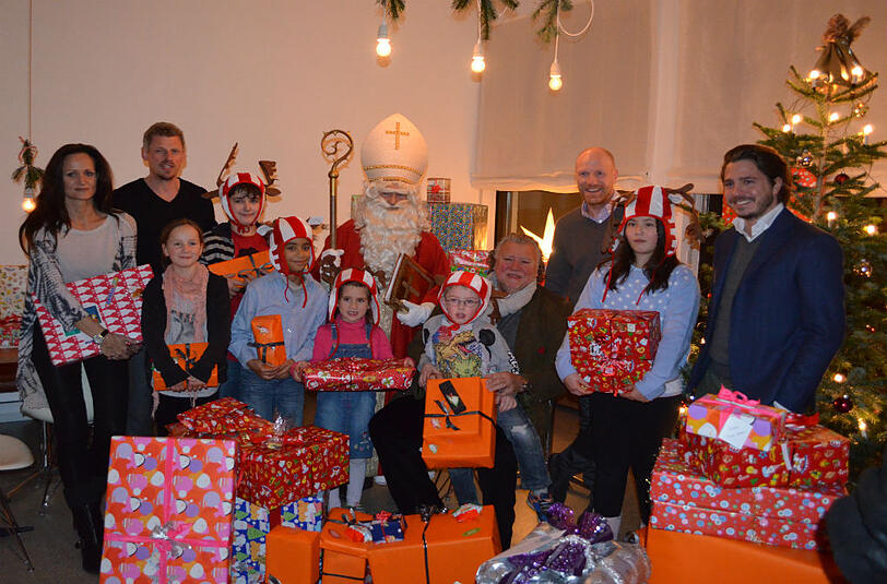 Engagieren sich dafür, dass den Kindern im Heim ihre Weihnachtswünsche erfüllt werden: Bayern-Sportvorstand Matthias Sammer (3.v.r.) und seine Frau Karin (l.).